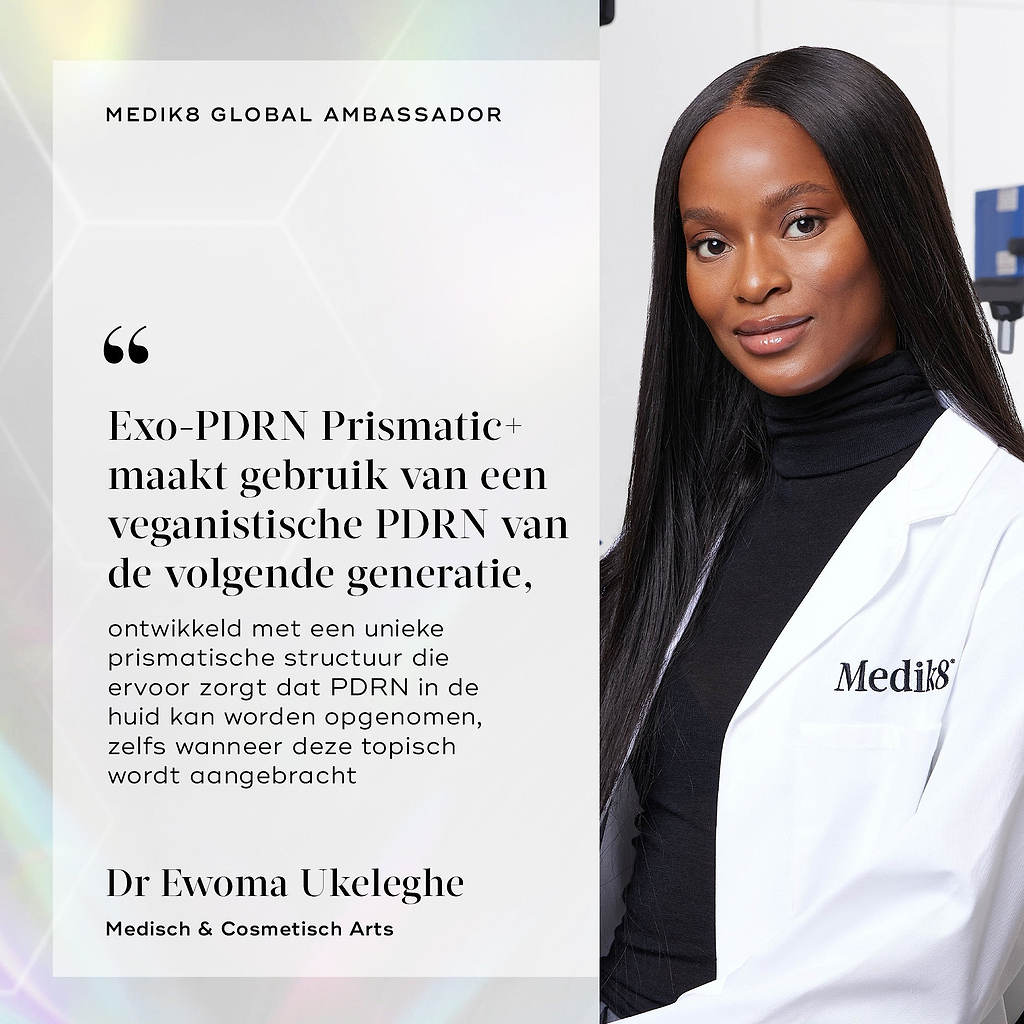 Een portret van Dr Ewoma Ukeleghe die een Medik8-labjas draagt. Een tekstpaneel op een lichte, holografische achtergrond vermeldt “Medik8 Global Ambassador” en bevat haar citaat: “Exo-PDRN Prismatic+ maakt gebruik van een nieuwe generatie vegan PDRN, ontwikkeld met een unieke prismatische structuur waardoor PDRN door de huid kan worden opgenomen, zelfs wanneer het topisch wordt aangebracht.” Zij wordt vermeld als arts in de medische en cosmetische sector.