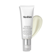 De tube van Medik8 Advanced Day Total Protect staat tegen een strakke witte achtergrond met een grote veeg romige witte moisturiser. De tekst vermeldt dat het gaat om een 50 ml Age-Defying Moisturiser with SPF 30 and 5 UVA protection*.