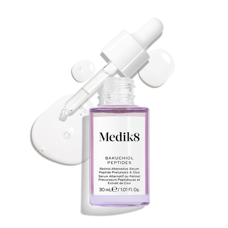Een paarse glazen pipetflacon van Bakuchiol Peptides-serum, met de pipet verwijderd. Een werveling van het paarse serum wordt weergegeven, wat de textuur van het product benadrukt.