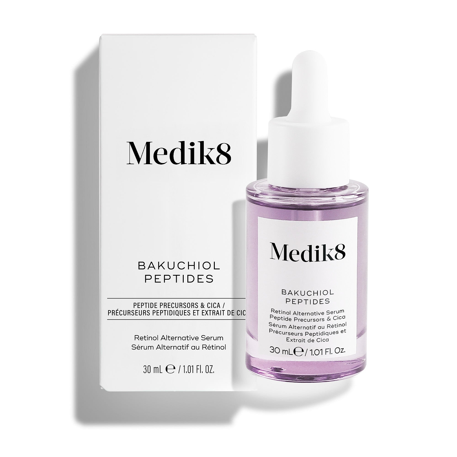 De Medik8 Bakuchiol Peptides-serumflacon met paarse vloeistof staat naast de witte buitenverpakking tegen een strakke witte achtergrond. De tekst op de verpakking vermeldt dat het gaat om een "Retinol Alternative Peptide-Infused Serum".