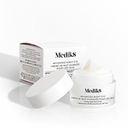 De Medik8 Advanced Night Eye-crèmepot staat geopend naast de productverpakking op een witte achtergrond. 