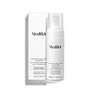 De Medik8 Calmwise Soothing Cleanser-pompfles staat naast de bijpassende witte productverpakking tegen een witte achtergrond. 