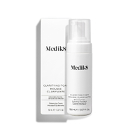 De Medik8 Clarifying Foam-pompfles staat naast de bijpassende witte buitenverpakking tegen een strakke witte achtergrond. De tekst op zowel de fles als de verpakking vermeldt dat het gaat om een 150 ml Refreshing AHA/BHA Blemish Cleanser.