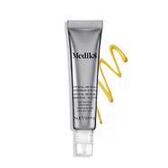 De Medik8 Crystal Retinal Ceramide Eye 10-crèmetube staat naast een zigzagvormige veeg gele crème tegen een witte achtergrond.