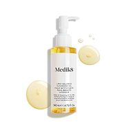 De flacon van Medik8 Lipid-Balance Cleansing Oil staat tegen een witte achtergrond. Gouden oliedruppels omringen de flacon en benadrukken de rijke, vloeibare textuur.