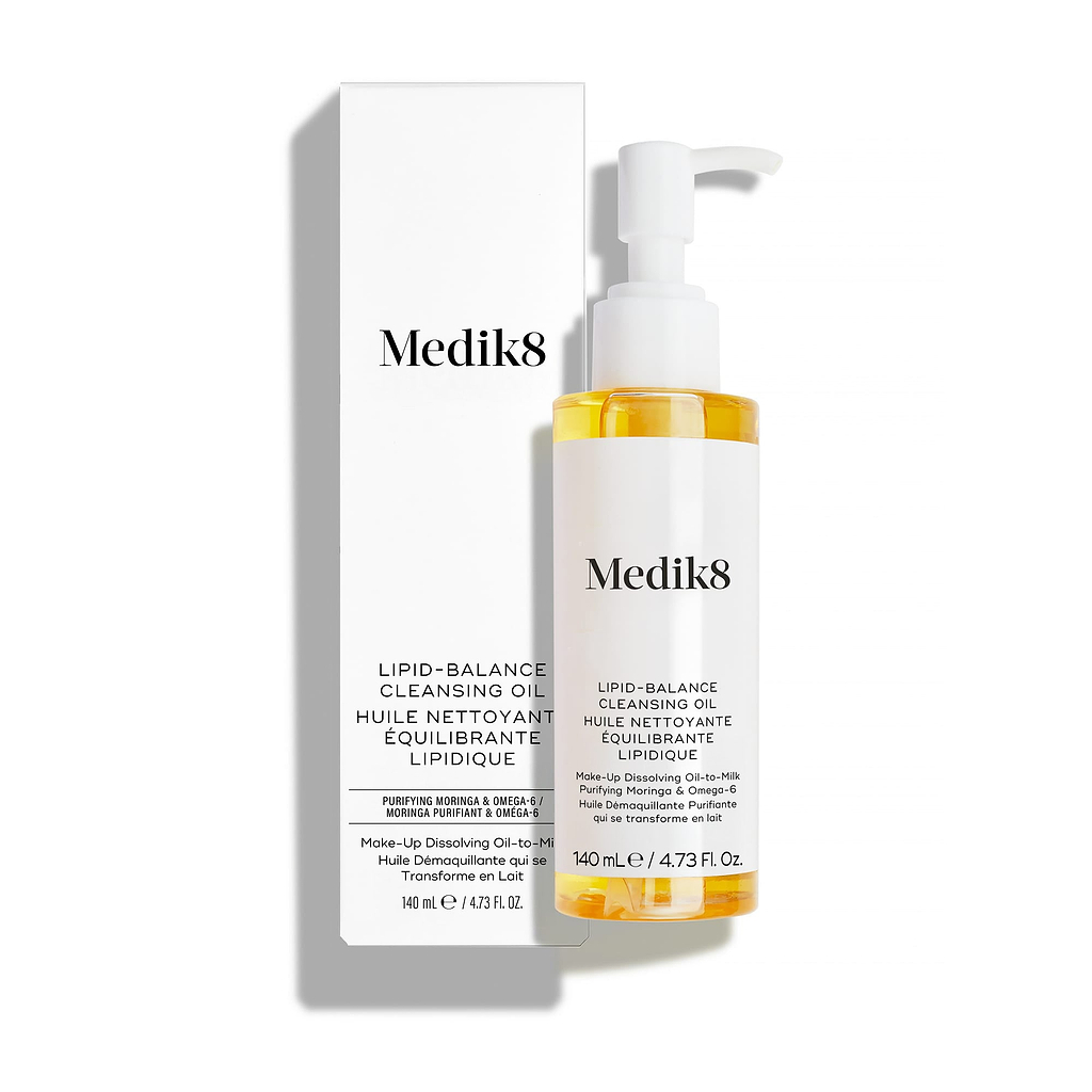 De flacon van Medik8 Lipid-Balance Cleansing Oil staat naast de witte productverpakking. De tekst benadrukt de formule "Anti-Pollution Transforming Cleanser" en de inhoud van 140 ml.