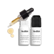 Twee kleine witte flacons van Oxy-R Peptides-serum worden weergegeven. Een zwarte pipet ligt erbij en twee druppels geel serum zijn zichtbaar op het witte oppervlak.