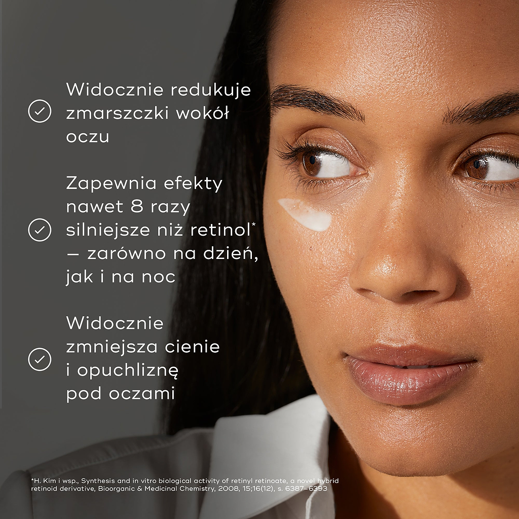 Na twarzy kobiety widoczna jest niewielka ilość serum pod oczy nałożona pod jednym okiem. Obok znajdują się trzy punkty z ikonami „check”, przedstawiające korzyści: dramatycznie redukuje widoczność zmarszczek wokół oczu oraz zapewnia efekty 8x silniejsze niż retinol*.
