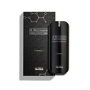 Butelka Medik8 r-Retinoate Intense Youth Activating Cream stoi obok czarnego opakowania zewnętrznego, które zawiera białe graficzne struktury chemiczne w formie heksagonów oraz teksturowany, falisty wzór.
