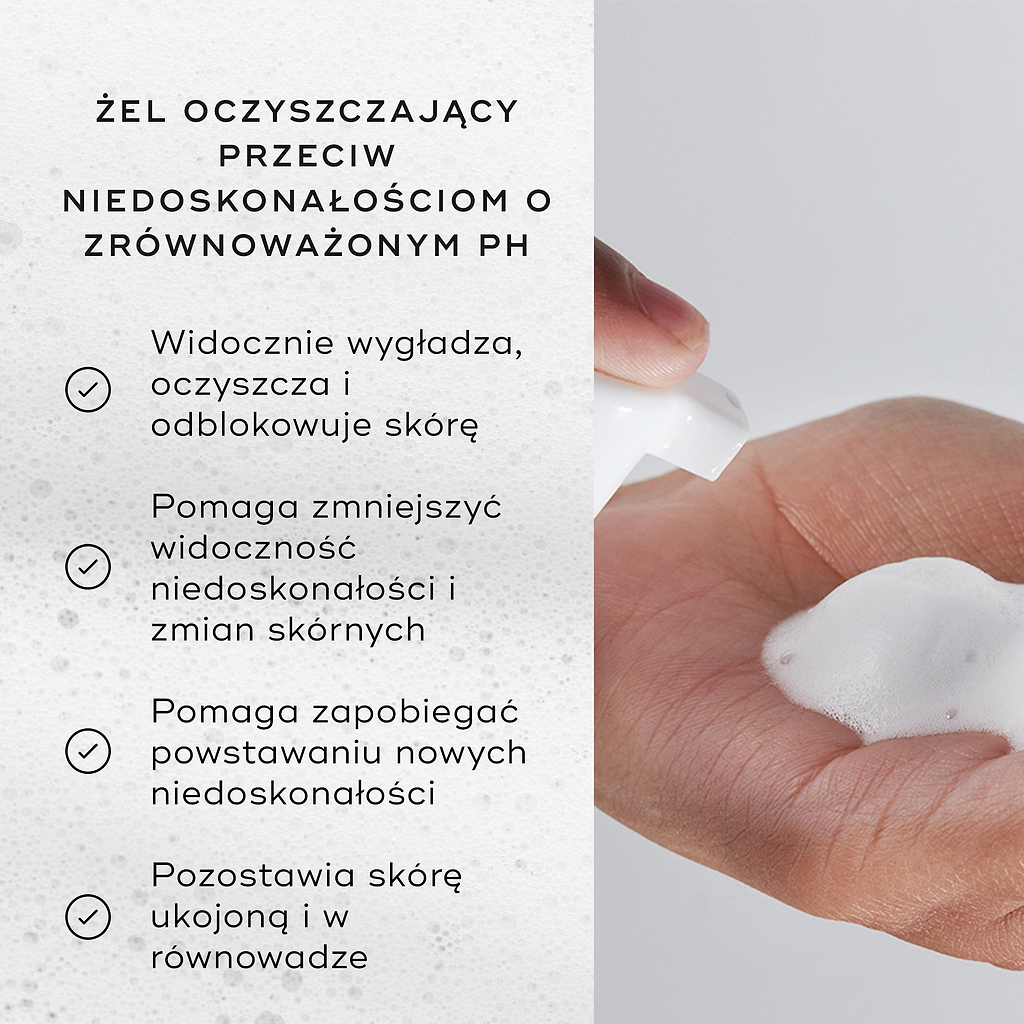 Medik8 Clarifying Foam jest dozowany na dłoń, a obok znajduje się lista korzyści na bąbelkowym, białym tle. Tekst podkreśla jego formułę o zrównoważonym pH, która widocznie wygładza, oczyszcza i odblokowuje pory skóry, zmniejsza widoczność niedoskonałości, pomaga zapobiegać powstawaniu nowych wyprysków oraz pozostawia skórę uspokojoną i w równowadze.
