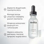 Butelka serum Medik8 Hydr8 B5 stoi na białym postumencie na jasnobiałym tle. Tekst podkreśla, że produkt zapewnia długotrwałe nawilżenie skóry, pomaga skórze zachować niezbędną wilgotność, łagodzi widoczność drobnych linii i zmarszczek oraz sprawia, że cera staje się wyraźnie jędrna i elastyczna.