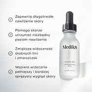 Butelka serum Medik8 Hydr8 B5 stoi na białym postumencie na jasnobiałym tle. Tekst podkreśla, że produkt zapewnia długotrwałe nawilżenie skóry, pomaga skórze zachować niezbędną wilgotność, łagodzi widoczność drobnych linii i zmarszczek oraz sprawia, że cera staje się wyraźnie jędrna i elastyczna.