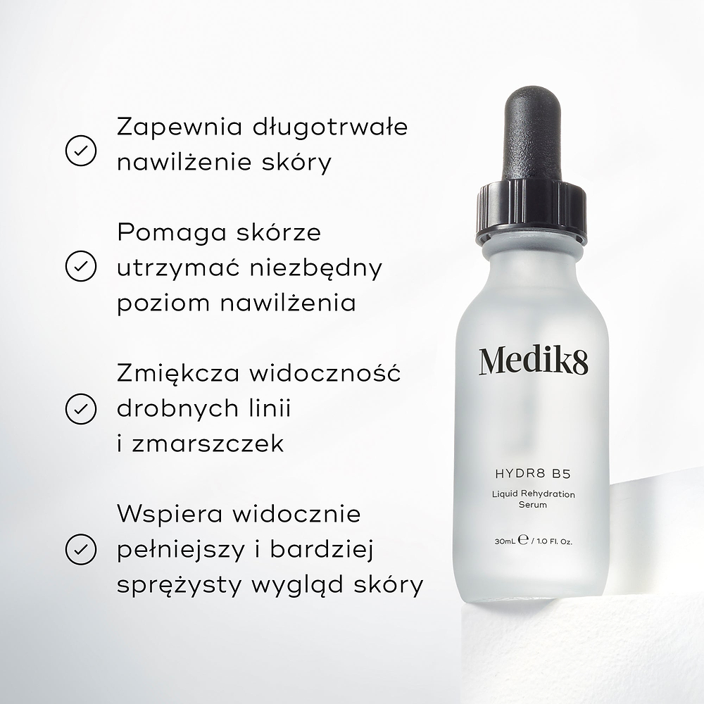 Butelka serum Medik8 Hydr8 B5 stoi na białym postumencie na jasnobiałym tle. Tekst podkreśla, że produkt zapewnia długotrwałe nawilżenie skóry, pomaga skórze zachować niezbędną wilgotność, łagodzi widoczność drobnych linii i zmarszczek oraz sprawia, że cera staje się wyraźnie jędrna i elastyczna.