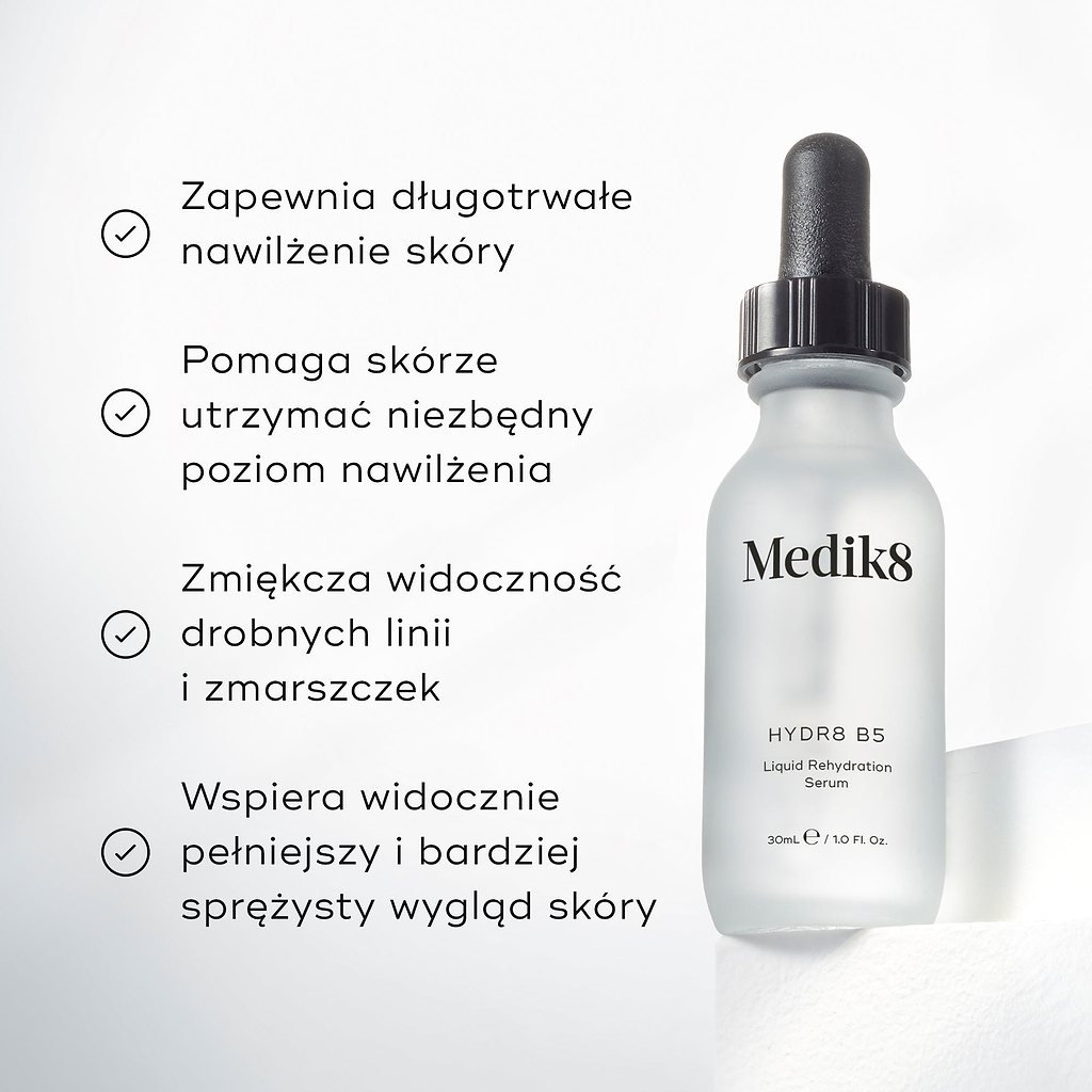 Butelka serum Medik8 Hydr8 B5 stoi na białym postumencie na jasnobiałym tle. Tekst podkreśla, że produkt zapewnia długotrwałe nawilżenie skóry, pomaga skórze zachować niezbędną wilgotność, łagodzi widoczność drobnych linii i zmarszczek oraz sprawia, że cera staje się wyraźnie jędrna i elastyczna.