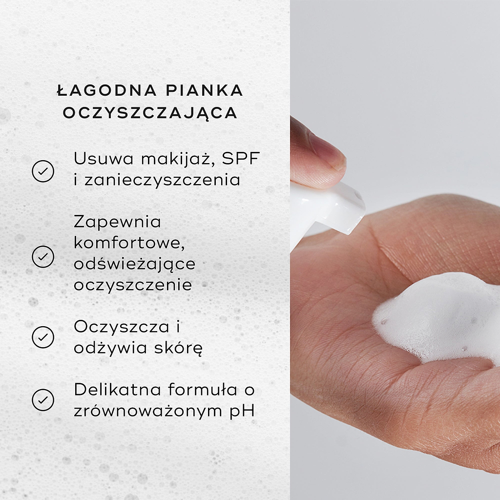 Obraz podzielony przedstawiający aplikację pianki oraz listę korzyści, w tym: „Usuwa makijaż, krem z filtrem i zanieczyszczenia oraz oczyszcza i odżywia skórę”.
