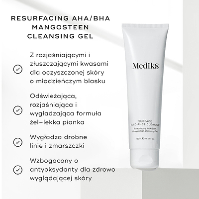 Tubka Medik8 Surface Radiance Cleanse na jasnym tle z grafikami w formie znaczników „check”. Tekst podkreśla korzyści produktu: rozjaśniające i złuszczające kwasy dla młodzieńczego blasku, odświeżająca i wygładzająca formuła żelowo-piankowa, działanie wygładzające drobne linie i zmarszczki oraz formuła z antyoksydantami wspierająca zdrowy wygląd skóry.
