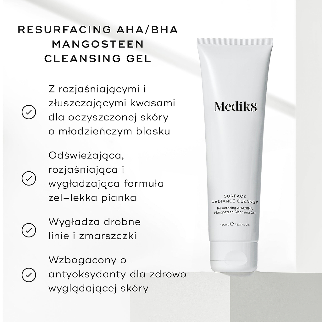 Tubka Medik8 Surface Radiance Cleanse na jasnym tle z grafikami w formie znaczników „check”. Tekst podkreśla korzyści produktu: rozjaśniające i złuszczające kwasy dla młodzieńczego blasku, odświeżająca i wygładzająca formuła żelowo-piankowa, działanie wygładzające drobne linie i zmarszczki oraz formuła z antyoksydantami wspierająca zdrowy wygląd skóry.
