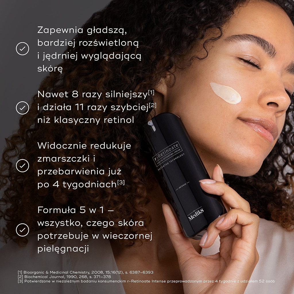 Osoba z nałożonym pasmem kremu na policzku trzyma butelkę Medik8 r-Retinoate Intense. Tekst podkreśla, że produkt jest 8x silniejszy i 11x szybszy niż klasyczny retinol, a także zapewnia wyraźną redukcję zmarszczek i przebarwień w 4 tygodnie.
