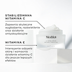 Słoiczek kremu Medik8 C-Tetra przedstawiony w stanie otwartym na białym kamiennym bloku na czystym białym tle. Na zdjęciu widoczne są dwa kluczowe składniki oraz ich zalety:

STABILIZOWANA WITAMINA C: Zapewnia silne działanie wygładzające, rozjaśniające oraz przeciwutleniające.

WITAMINA E: Głęboko odżywia i wzmacnia działanie witaminy C, zapewniając maksymalne efekty.