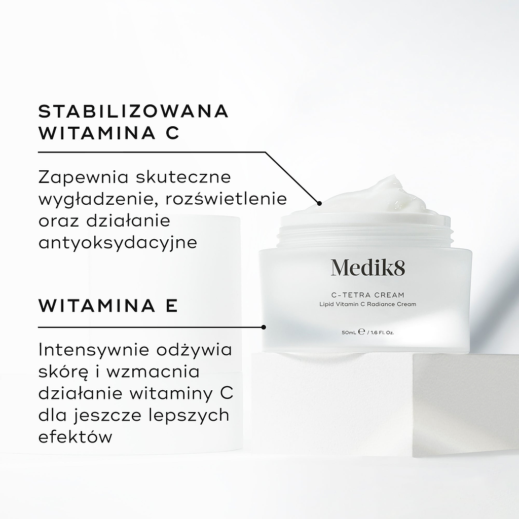 Słoiczek kremu Medik8 C-Tetra przedstawiony w stanie otwartym na białym kamiennym bloku na czystym białym tle. Na zdjęciu widoczne są dwa kluczowe składniki oraz ich zalety:

STABILIZOWANA WITAMINA C: Zapewnia silne działanie wygładzające, rozjaśniające oraz przeciwutleniające.

WITAMINA E: Głęboko odżywia i wzmacnia działanie witaminy C, zapewniając maksymalne efekty.
