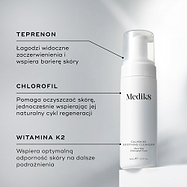 Butelka Medik8 Calmwise Soothing Cleanser zaprezentowana na białym bloku. Linie łączą produkt z opisami kluczowych składników: Teprenon łagodzący zaczerwienienia, chlorofil oczyszczający skórę oraz witamina K2 wspierająca jej odporność.

