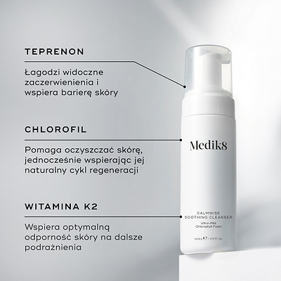 Butelka Medik8 Calmwise Soothing Cleanser zaprezentowana na białym bloku. Linie łączą produkt z opisami kluczowych składników: Teprenon łagodzący zaczerwienienia, chlorofil oczyszczający skórę oraz witamina K2 wspierająca jej odporność.
