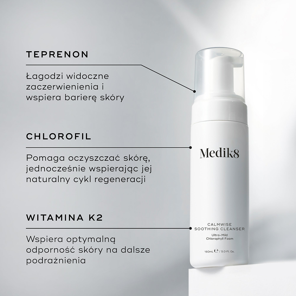 Butelka Medik8 Calmwise Soothing Cleanser zaprezentowana na białym bloku. Linie łączą produkt z opisami kluczowych składników: Teprenon łagodzący zaczerwienienia, chlorofil oczyszczający skórę oraz witamina K2 wspierająca jej odporność.
