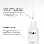 Zbliżenie na buteleczkę serum Medik8 Hydr8 B5 wraz z zakraplaczem, zawierającą przezroczysty płyn. Tekst podkreśla kluczowe składniki: KWAS HIALURONOWY O RÓŻNEJ MOLEKULARNOŚCI – zapewnia skórze widoczne nawilżenie i elastyczność oraz WITAMINA B5 – pomaga skórze zatrzymać i odbudować poziom nawilżenia, nadając jej pełniejszy wygląd.