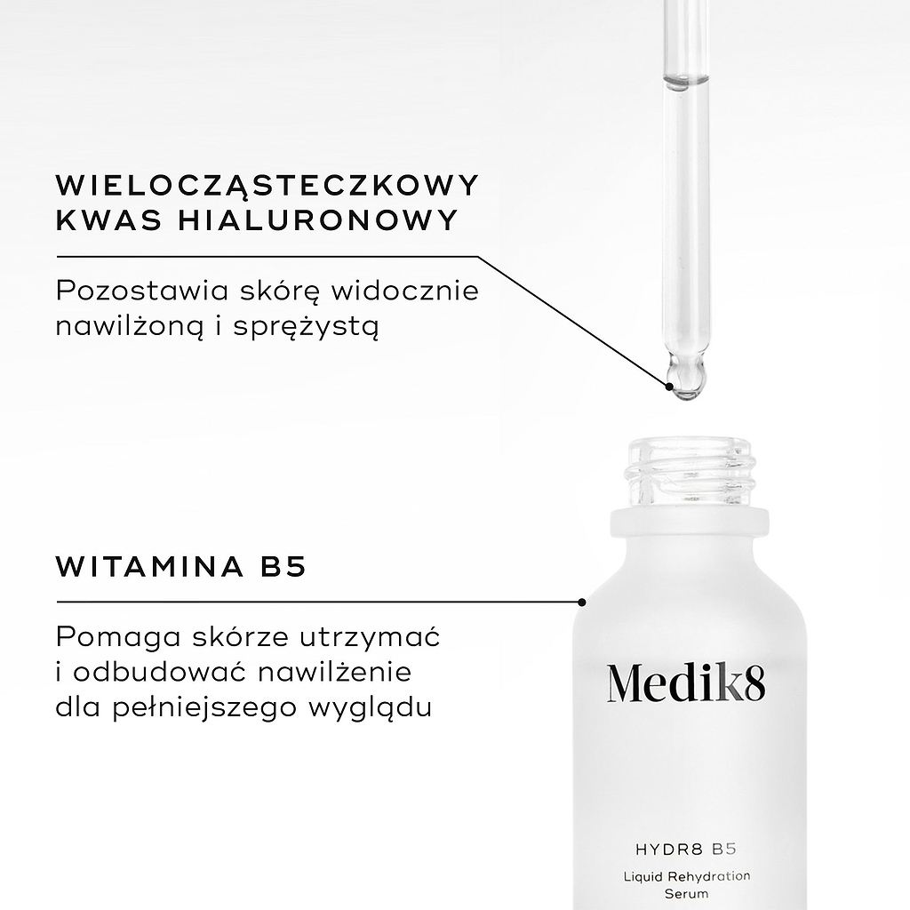 Zbliżenie na buteleczkę serum Medik8 Hydr8 B5 wraz z zakraplaczem, zawierającą przezroczysty płyn. Tekst podkreśla kluczowe składniki: KWAS HIALURONOWY O RÓŻNEJ MOLEKULARNOŚCI – zapewnia skórze widoczne nawilżenie i elastyczność oraz WITAMINA B5 – pomaga skórze zatrzymać i odbudować poziom nawilżenia, nadając jej pełniejszy wygląd.