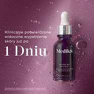 Szklana butelka z pipetą Medik8 Hydr8 B5 Intense umieszczona centralnie na lśniącym fioletowym tle z półprzezroczystymi kroplami wody. Wyraźny tekst podkreśla, że produkt jest klinicznie udowodniony, aby widocznie nawilżać i wypełniać skórę już w 1 dzień.
