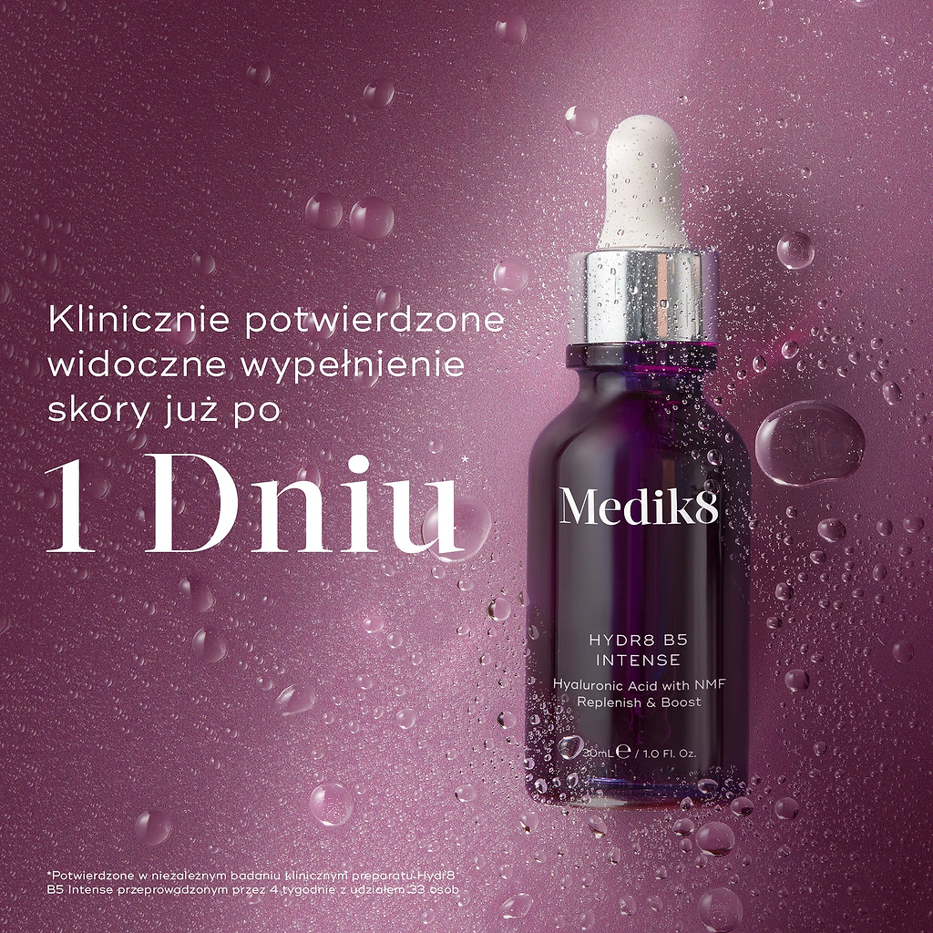 Szklana butelka z pipetą Medik8 Hydr8 B5 Intense umieszczona centralnie na lśniącym fioletowym tle z półprzezroczystymi kroplami wody. Wyraźny tekst podkreśla, że produkt jest klinicznie udowodniony, aby widocznie nawilżać i wypełniać skórę już w 1 dzień.
