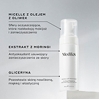 Butelka Medik8 Micellar Mousse zaprezentowana na białym bloku. Linie łączą produkt z opisami kluczowych składników: micele z dodatkiem oleju z oliwek do rozpuszczania makijażu, ekstrakt z moringi do usuwania zanieczyszczeń oraz gliceryna zapewniająca nawilżenie.
