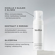 Butelka Medik8 Micellar Mousse zaprezentowana na białym bloku. Linie łączą produkt z opisami kluczowych składników: micele z dodatkiem oleju z oliwek do rozpuszczania makijażu, ekstrakt z moringi do usuwania zanieczyszczeń oraz gliceryna zapewniająca nawilżenie.
