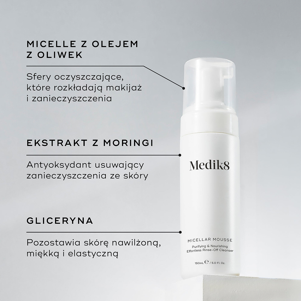 Butelka Medik8 Micellar Mousse zaprezentowana na białym bloku. Linie łączą produkt z opisami kluczowych składników: micele z dodatkiem oleju z oliwek do rozpuszczania makijażu, ekstrakt z moringi do usuwania zanieczyszczeń oraz gliceryna zapewniająca nawilżenie.
