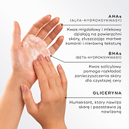 Zbliżenie na dłonie tworzące lekką pianę, podkreślające kluczowe składniki Medik8 Surface Radiance Cleanse. Tekst opisuje AHA (kwas migdałowy i mlekowy) odpowiedzialne za powierzchniowe złuszczanie, BHA (kwas salicylowy) rozbijający zanieczyszczenia i zaskórniki oraz glicerynę, która nawilża i pomaga utrzymać odpowiedni poziom hydratacji skóry.
