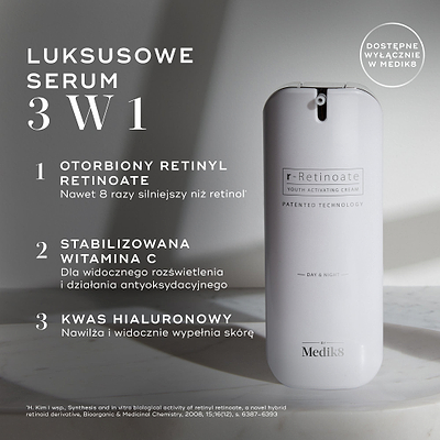 Duża, biała cylindryczna butelka z pompką airless Medik8 r-Retinoate® Day & Night stoi pionowo na jasnoszarym, minimalistycznym tle z delikatnymi cieniami. Nałożony tekst po lewej stronie podkreśla kluczowe cechy produktu jako „3-w-1 luksusowe serum”:

„ENKAPSULOWANY RETYNYL RETINOATE 8x silniejszy niż retinol*”

„STABILIZOWANA WITAMINA C dla widocznego rozświetlenia i działania antyoksydacyjnego”

„KWAS HIALURONOWY nawilża i widocznie wypełnia skórę”

W prawym górnym rogu znajduje się okrągła odznaka z nap