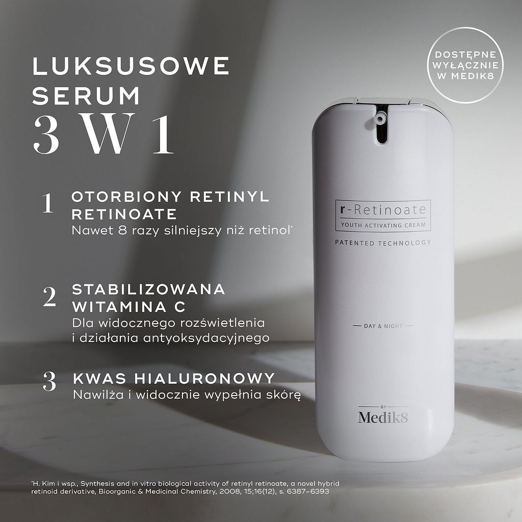 Duża, biała cylindryczna butelka z pompką airless Medik8 r-Retinoate® Day & Night stoi pionowo na jasnoszarym, minimalistycznym tle z delikatnymi cieniami. Nałożony tekst po lewej stronie podkreśla kluczowe cechy produktu jako „3-w-1 luksusowe serum”:

„ENKAPSULOWANY RETYNYL RETINOATE 8x silniejszy niż retinol*”

„STABILIZOWANA WITAMINA C dla widocznego rozświetlenia i działania antyoksydacyjnego”

„KWAS HIALURONOWY nawilża i widocznie wypełnia skórę”

W prawym górnym rogu znajduje się okrągła odznaka z nap