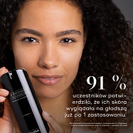 Osoba trzyma butelkę Medik8 r-Retinoate Intense. Tekst informuje, że 91% uczestników badania zgodziło się, iż ich skóra wyglądała natychmiastowo gładsza już po jednym użyciu.
