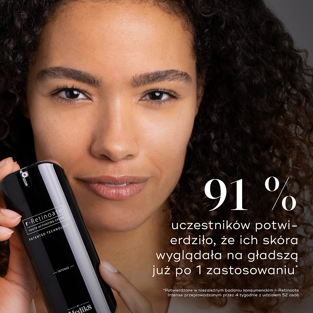 Osoba trzyma butelkę Medik8 r-Retinoate Intense. Tekst informuje, że 91% uczestników badania zgodziło się, iż ich skóra wyglądała natychmiastowo gładsza już po jednym użyciu.

