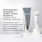 Tubki Medik8 Crystal Retinal 6 oraz Sleep Glycolic stoją na białych, okrągłych podium na czystym białym tle. Tekst zaleca optymalizację widocznych efektów Sleep Glycolic poprzez łączenie go z Crystal Retinal, podkreślając, że kwas glikolowy i retinal wzajemnie wzmacniają działanie wygładzające, rozświetlające i oczyszczające skórę.

