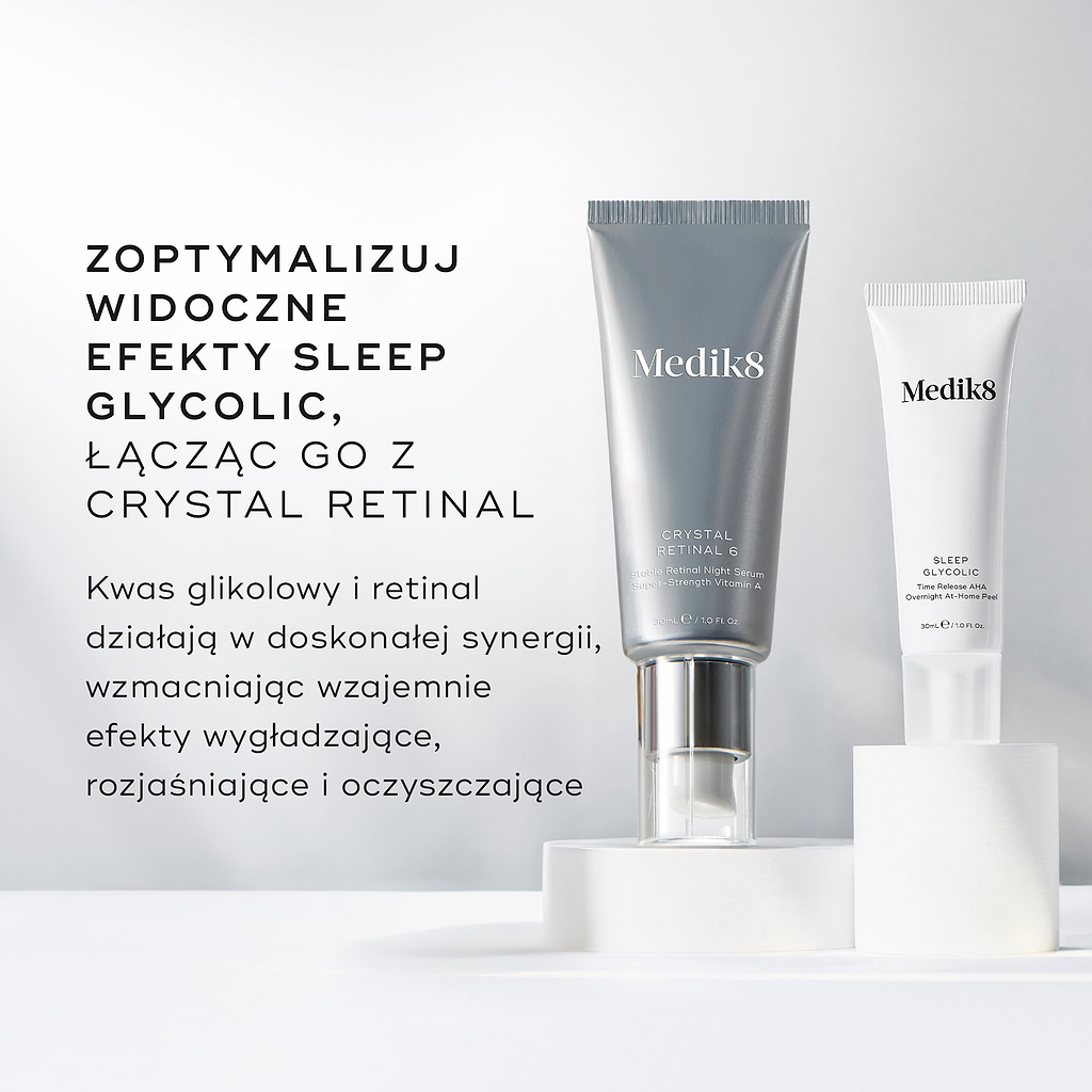 Tubki Medik8 Crystal Retinal 6 oraz Sleep Glycolic stoją na białych, okrągłych podium na czystym białym tle. Tekst zaleca optymalizację widocznych efektów Sleep Glycolic poprzez łączenie go z Crystal Retinal, podkreślając, że kwas glikolowy i retinal wzajemnie wzmacniają działanie wygładzające, rozświetlające i oczyszczające skórę.
