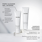 Tubki Medik8 Pore Cleanse Gel Intense oraz Surface Radiance Cleanse zaprezentowane razem na białych blokach. Tekst przy Pore Cleanse Gel Intense podkreśla, że pomaga redukować nadmiar sebum, ograniczać błyszczenie skóry oraz zmniejszać widoczność rozszerzonych porów. Tekst przy Surface Radiance Cleanse wskazuje na działanie wygładzające i rozjaśniające, a także wspierające redukcję oznak starzenia, takich jak szarość skóry i nierówna tekstura.
