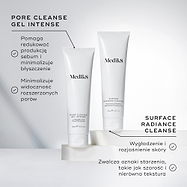 Tubki Medik8 Pore Cleanse Gel Intense oraz Surface Radiance Cleanse zaprezentowane razem na białych blokach. Tekst przy Pore Cleanse Gel Intense podkreśla, że pomaga redukować nadmiar sebum, ograniczać błyszczenie skóry oraz zmniejszać widoczność rozszerzonych porów. Tekst przy Surface Radiance Cleanse wskazuje na działanie wygładzające i rozjaśniające, a także wspierające redukcję oznak starzenia, takich jak szarość skóry i nierówna tekstura.
