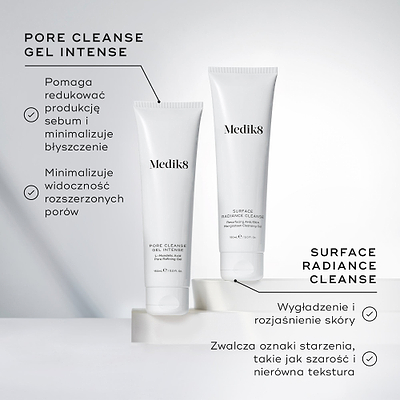 Tubki Medik8 Pore Cleanse Gel Intense oraz Surface Radiance Cleanse zaprezentowane razem na białych blokach. Tekst przy Pore Cleanse Gel Intense podkreśla, że pomaga redukować nadmiar sebum, ograniczać błyszczenie skóry oraz zmniejszać widoczność rozszerzonych porów. Tekst przy Surface Radiance Cleanse wskazuje na działanie wygładzające i rozjaśniające, a także wspierające redukcję oznak starzenia, takich jak szarość skóry i nierówna tekstura.
