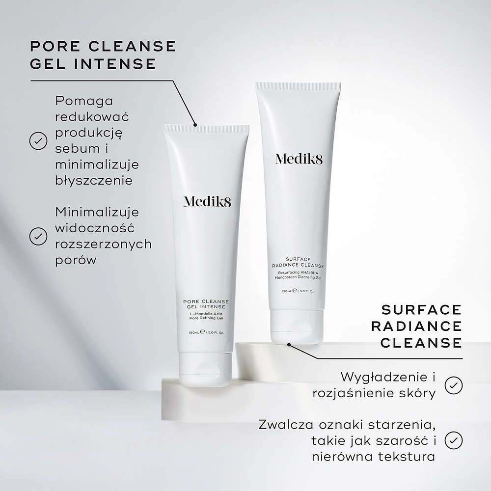 Tubki Medik8 Pore Cleanse Gel Intense oraz Surface Radiance Cleanse zaprezentowane razem na białych blokach. Tekst przy Pore Cleanse Gel Intense podkreśla, że pomaga redukować nadmiar sebum, ograniczać błyszczenie skóry oraz zmniejszać widoczność rozszerzonych porów. Tekst przy Surface Radiance Cleanse wskazuje na działanie wygładzające i rozjaśniające, a także wspierające redukcję oznak starzenia, takich jak szarość skóry i nierówna tekstura.
