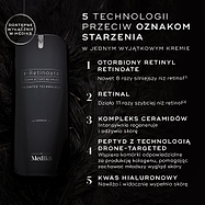 Butelka kremu Medik8 r-Retinoate Intense na ciemnym, miękko cieniowanym tle. Tekst podkreśla 5 technologii przeciwstarzeniowych: enkapsulowany retinyl retinoate, retinal, kompleks ceramidów, peptyd precyzyjnie ukierunkowany (drone-targeted peptide) oraz kwas hialuronowy.
