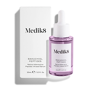 Buteleczka serum Medik8 Bakuchiol Peptides, wypełniona fioletowym płynem, stoi obok białego kartonowego opakowania na czystym białym tle. Napis na opakowaniu wskazuje, że jest to serum z peptydami stanowiące alternatywę dla retinolu.