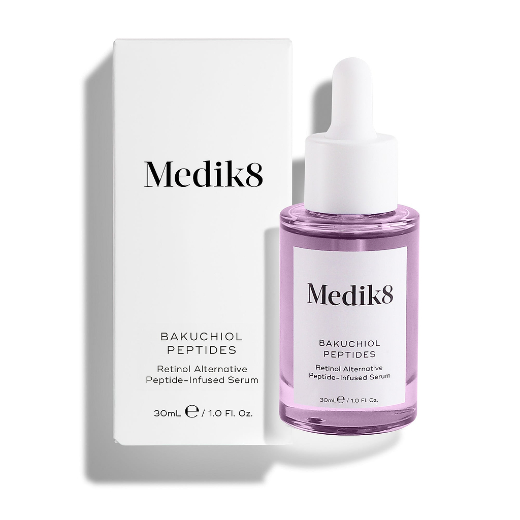 Buteleczka serum Medik8 Bakuchiol Peptides, wypełniona fioletowym płynem, stoi obok białego kartonowego opakowania na czystym białym tle. Napis na opakowaniu wskazuje, że jest to serum z peptydami stanowiące alternatywę dla retinolu.