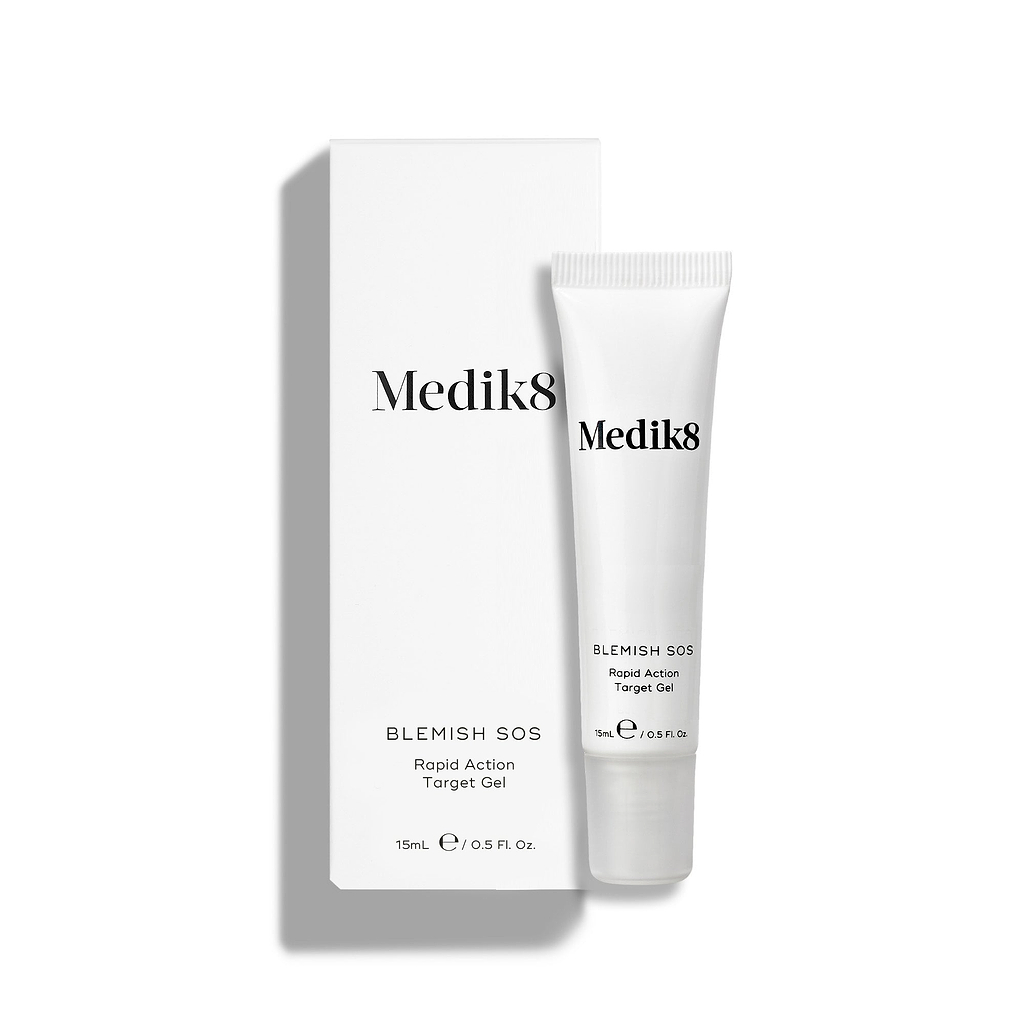 Obok białego kartonika stoi biała tubka preparatu Blemish SOS (15 ml).