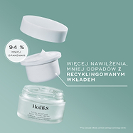 Rozstrzelony widok opakowania Medik8 Total Moisture Daily Facial Cream na tle w kolorze teal. Na dole widoczny jest pusty matowy szklany słoiczek, nad nim unosi się biały, nadający się do recyklingu wkład uzupełniający wypełniony białym kremem, a na samej górze znajduje się biała zakrętka unosząca się w powietrzu. Tekst podkreśla „Ciesz się większym nawilżeniem przy mniejszej ilości odpadów dzięki wkładowi uzupełniającemu”, a okrągła odznaka informuje „94% mniej opakowania”.
